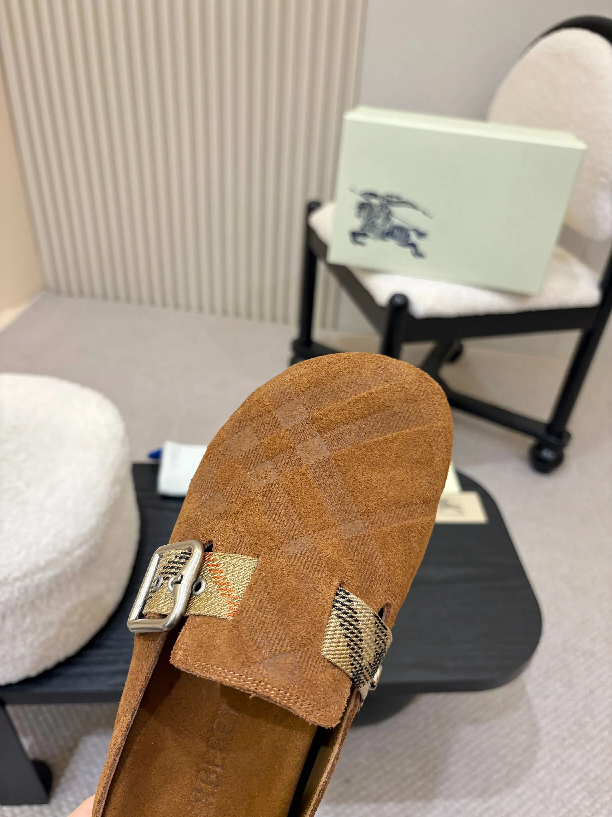 Men's Men's Shoes💰580 Burberry2025's hot-selling Birkenstock slippers are released, made of soft suede fabric and refined in Italian workshops. Featuring an embossed plaid pattern and an embossed sole embellished with the archive brand's logo. Features an adjustable B-shaped buckle strap and is embellished with the signature sand-colored Burberry check in jacquard worsted.   ✅Fabric: suede ✅Lining: silk cowhide ✅Outsole: TPU ✅Color: black, brown, pink, apricot 4 colors available ✅Code number: 35-45 for men and women (35, 45 customized)
